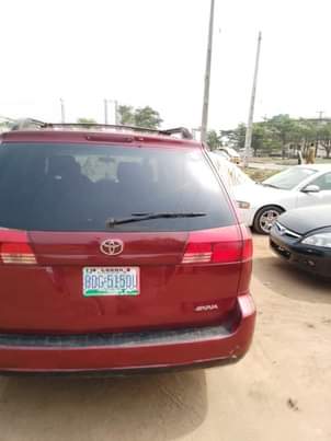 A picture of Register Toyota sienna 2005 model