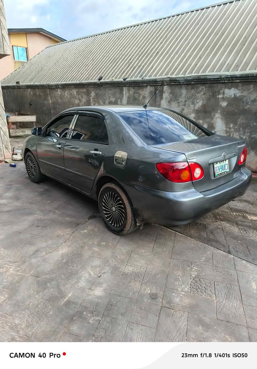 A picture of Toyota Corolla LE 05