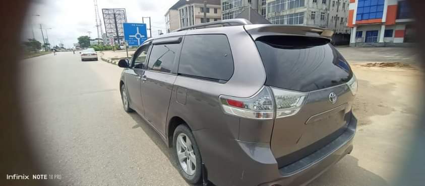 A picture of 19m Toyota sienna 2014 model direct Belgium full options Location