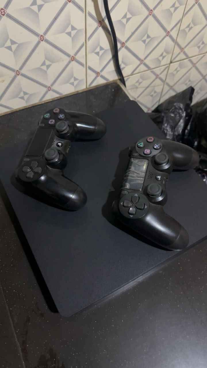 A picture of Ps4 console 2 pads FREE FIFA 24 CD