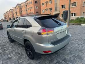 A picture of WOW OMG This is pristine clean lexus rx330 2007 model