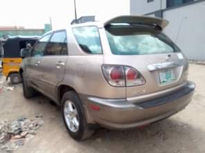 A picture of Lexus Rx300 2002 model very sharp first body engine and