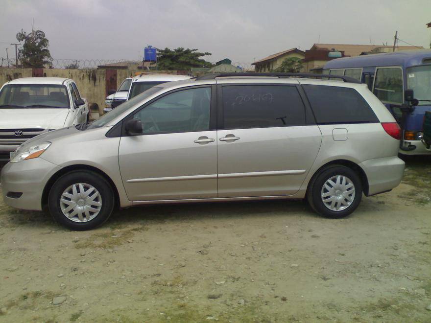 A picture of sienna 2006 model