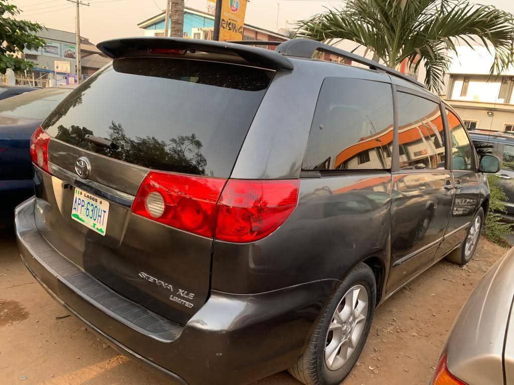 A picture of 2005 Toyota sienna