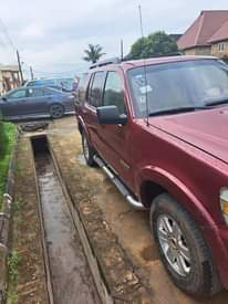 A picture of Ford explorer 2008 pre owned red