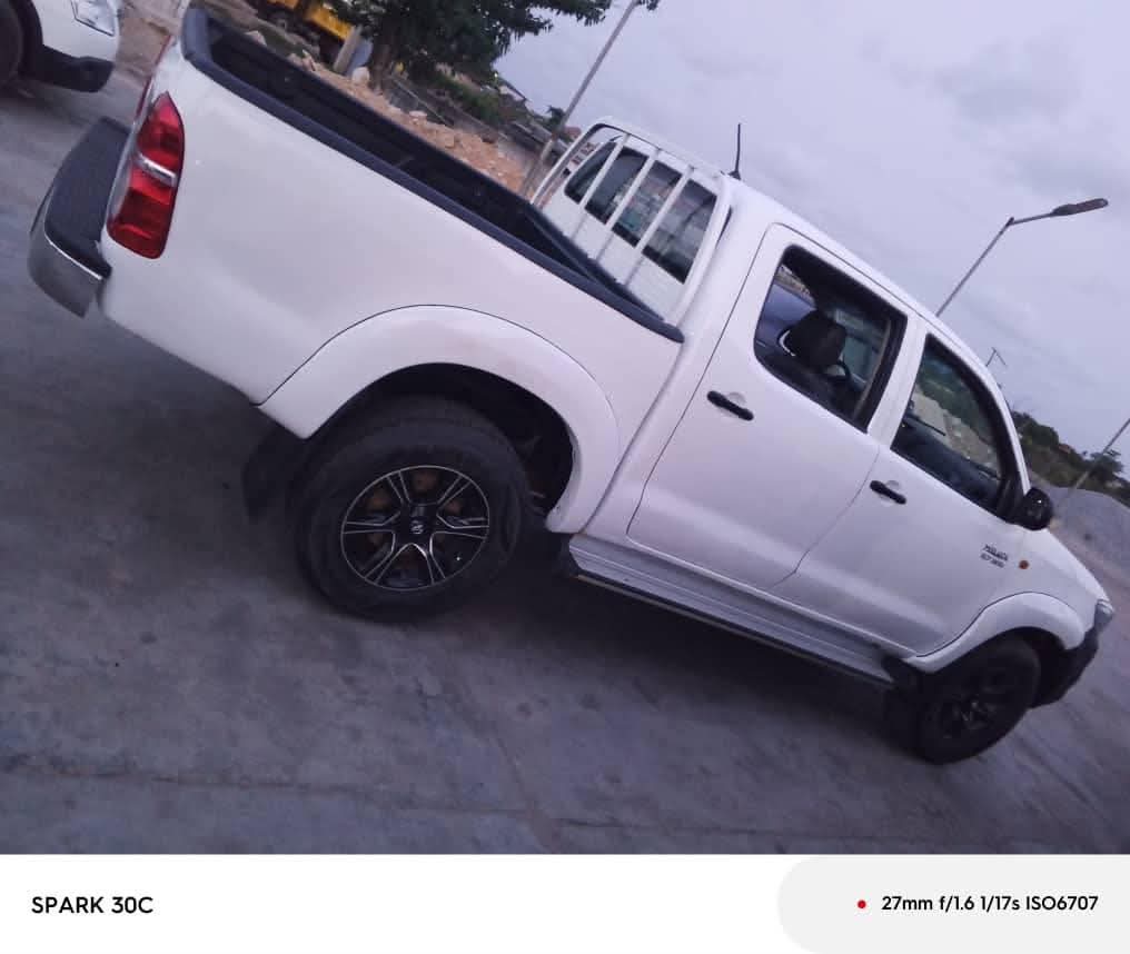 A picture of 2014 Toyota Hilux manual with auxillary elizade
