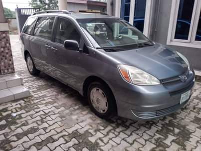 A picture of 2004 Toyota Sienna