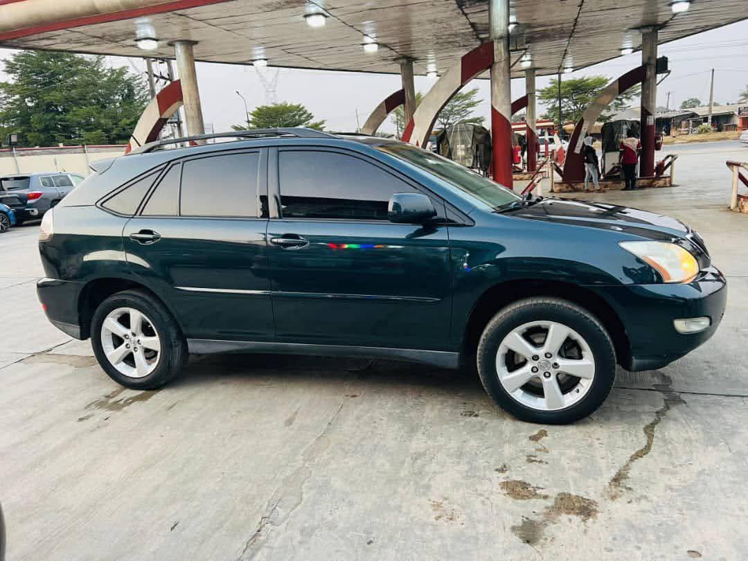 A picture of 2005 Lexus rx 330