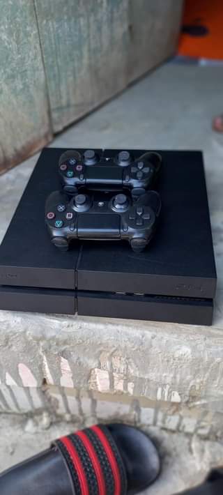 A picture of PS4 FAT GB 500