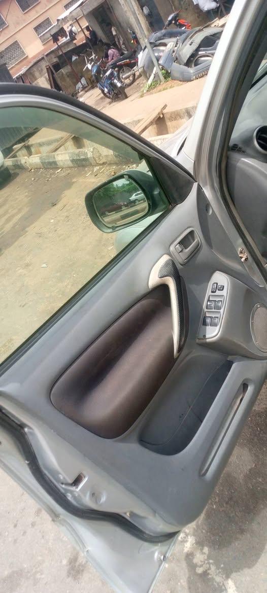 A picture of RAV4 05