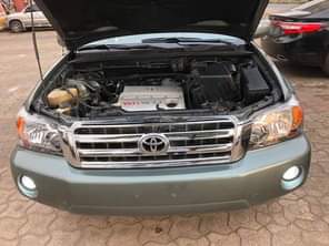 A picture of sharp Toyota Highlander 2006 model 3 seaters Super clean Factory