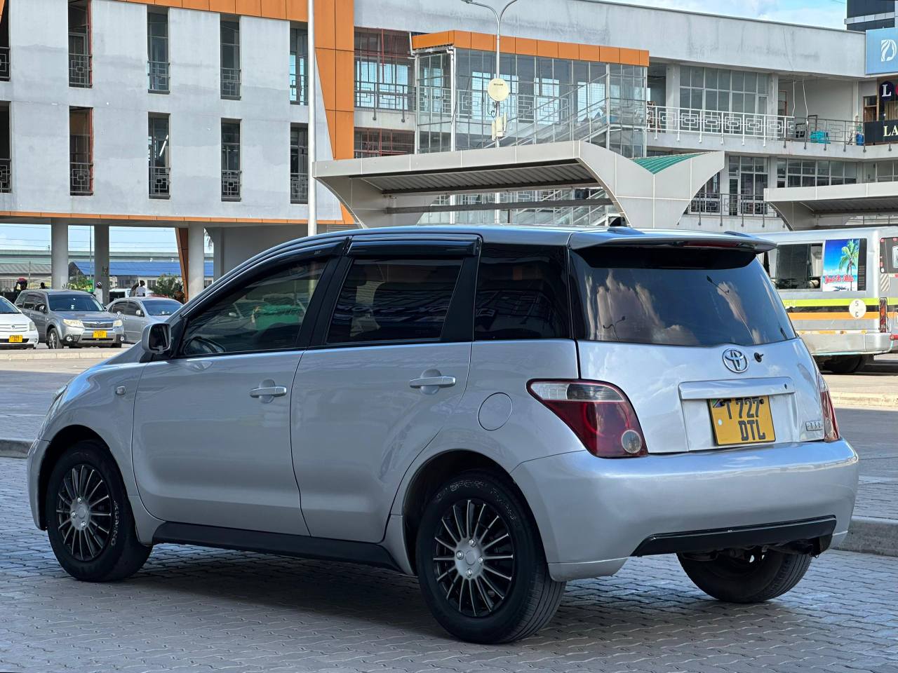 A picture of Toyota Ist for sale price Tshs 12 00 000 mil