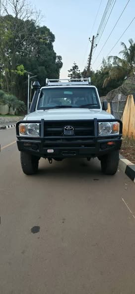 A picture of Toyota Land Cruiser Model 2018 Manual 0787181703 0704482571 Call Whatsapp