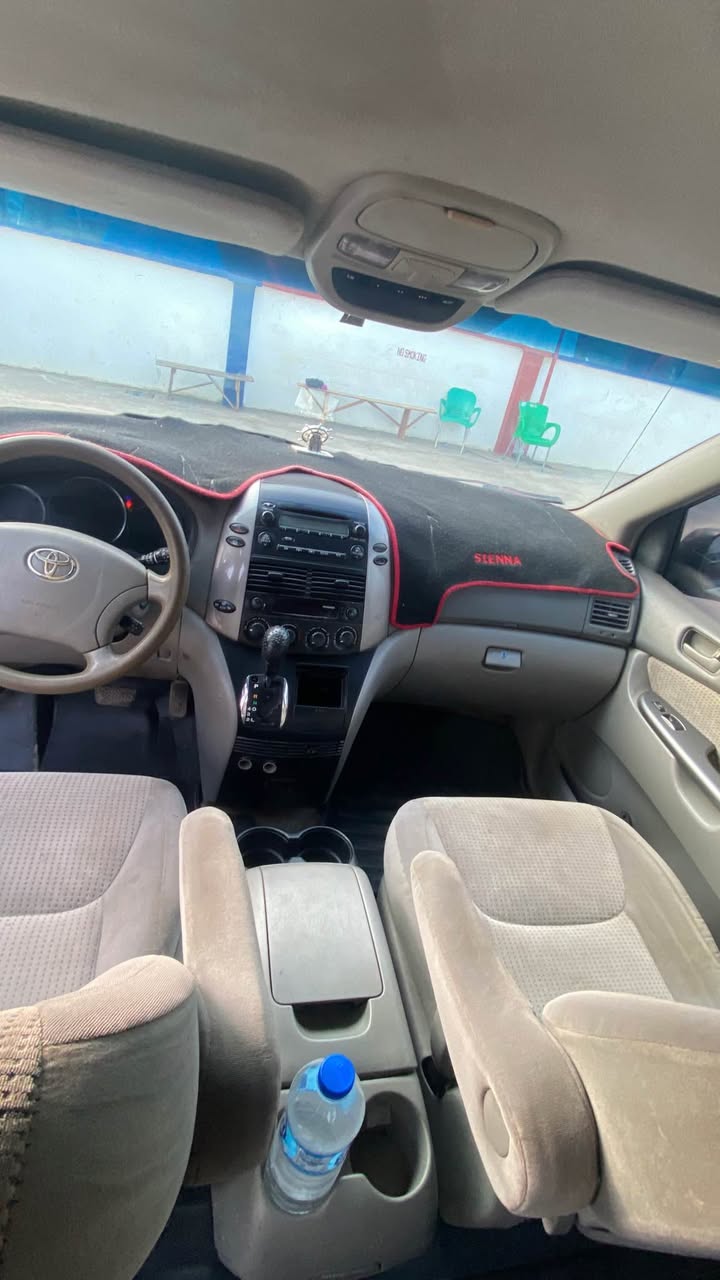 A picture of 08 TOYOTA SIENNA