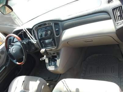 A picture of Toyota Highlander in perfect condition buy and drive engine and