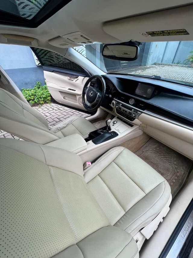 A picture of FULL OPTION LEXUS ES350