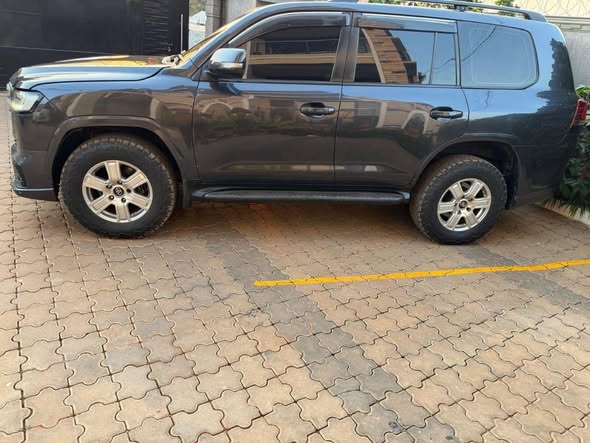 A picture of 2012 Land cruiser v8 2012