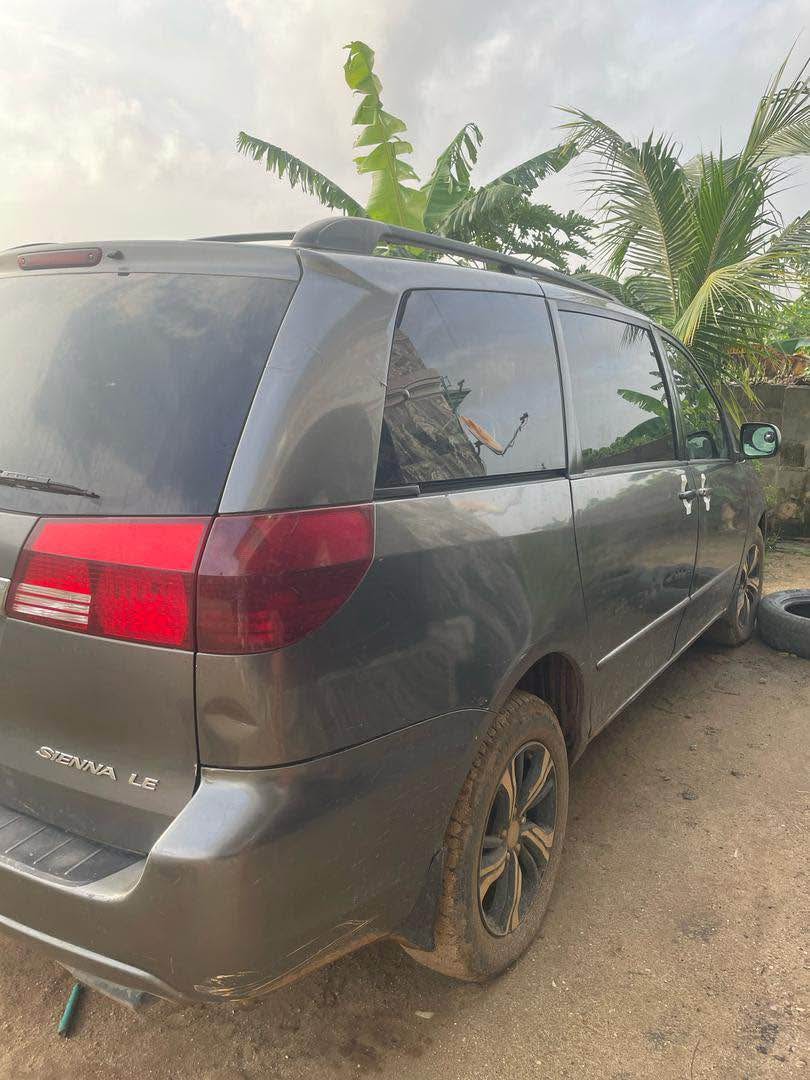 A picture of Toyota sienna 2005