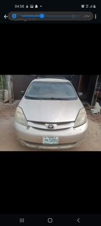 A picture of Toyota siena 06