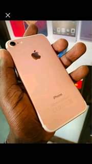 A picture of iPhone 7 32gb slight crack