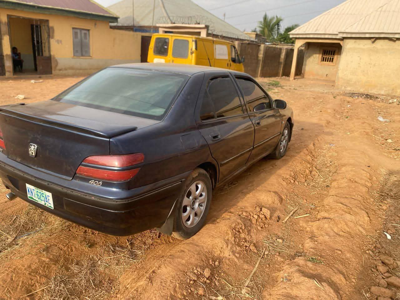 A picture of Peugeot 406 manual with e10