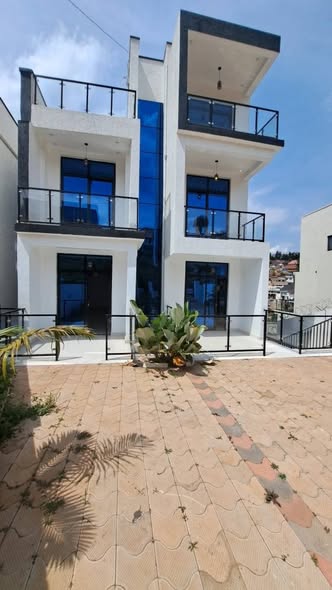 A picture of Beautiful House for sale 400frwM 10 Bedrooms 7baths 2kitchen and