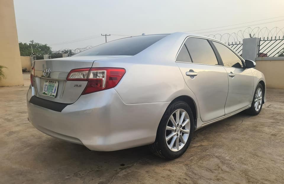 A picture of 2013 camry xle distress Keyless full length option