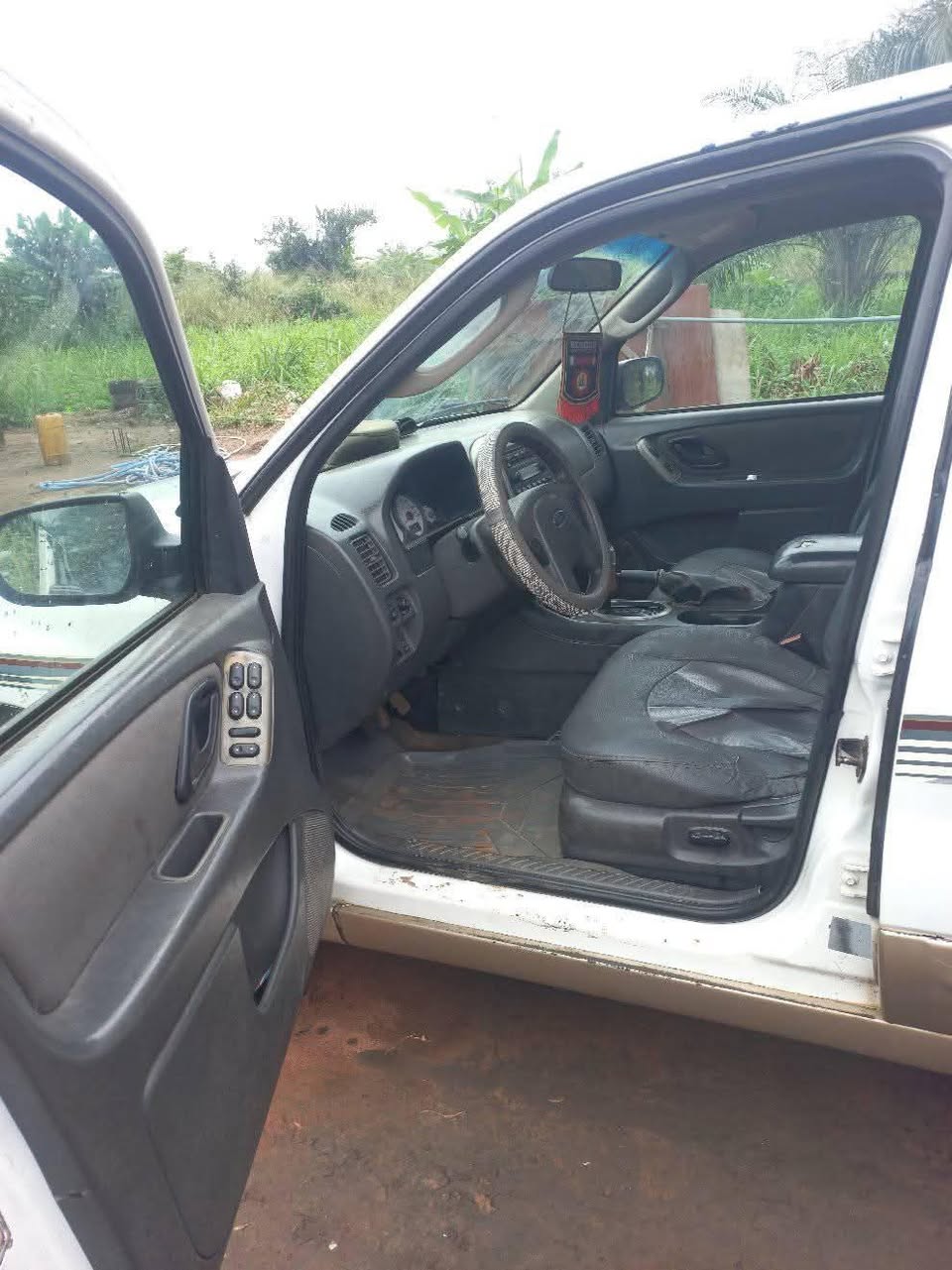 A picture of 2005 Ford escape