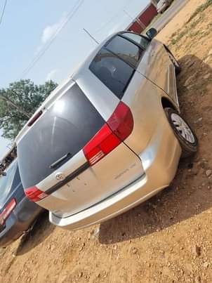 A picture of Toyota Sienna 2004 model