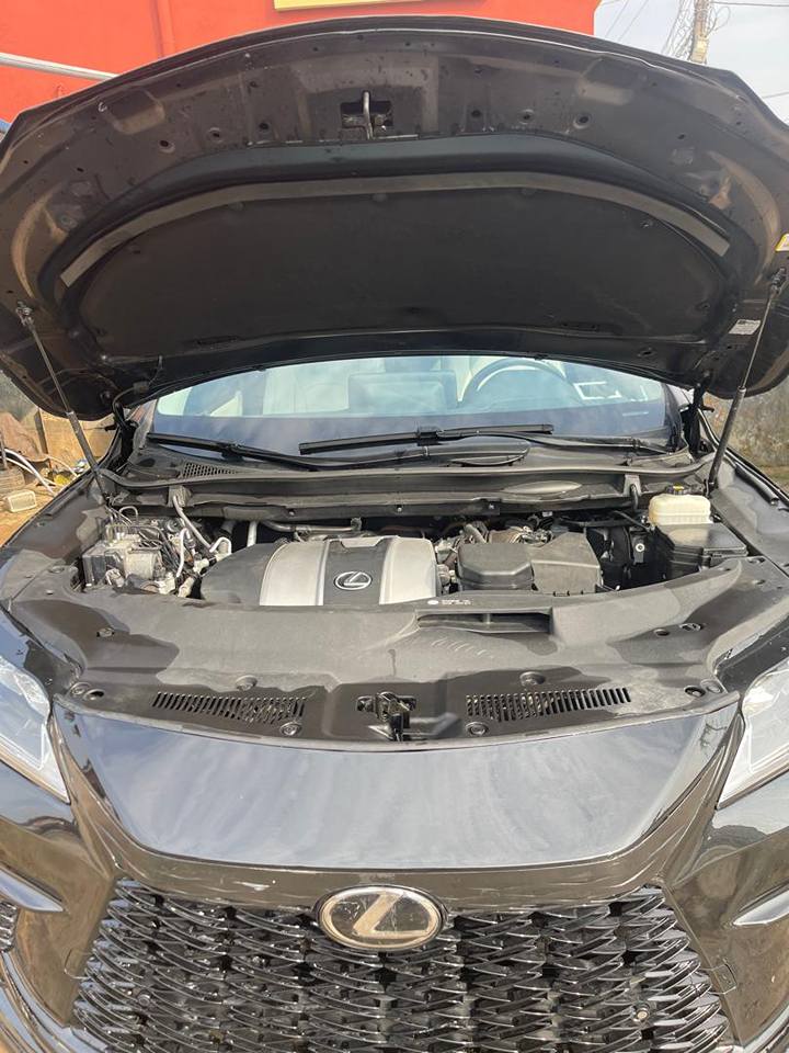 A picture of Old entry Toks 2023 RX350 Base options with sunroof 77