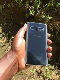 A picture of SAMSUNG S10 SONY 10