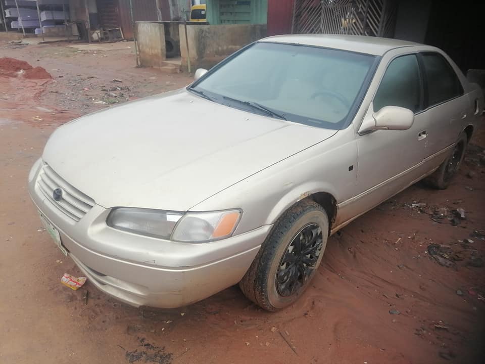 A picture of Used TOYOTA CAMRY 2000