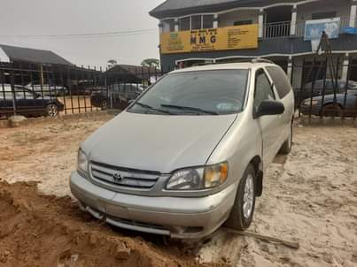 A picture of 2001 TOYOTA SIENNA
