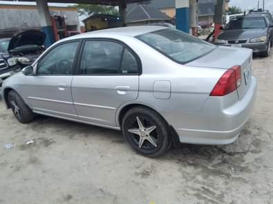 A picture of 2005 honda civic Belgium standard AC chilling Gear Engine Clean