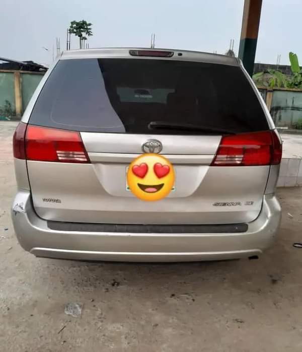 A picture of 2005 sienna Engine has top noise 3m Agent settlement 80k