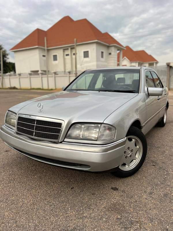 A picture of QUICK SALE EXTREMELY CLEAN USED MERCEDES BENZ C180 JAKA BELGIUM