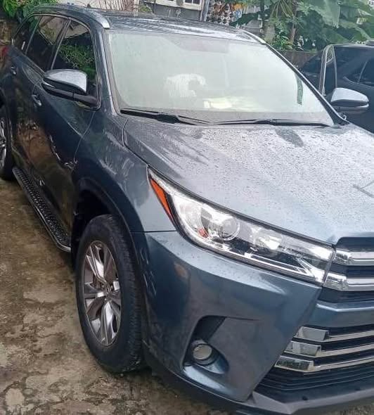 A picture of Toyota Highlander 2015 XLE fullest options keyless with power boot