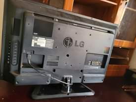 A picture of LG trv original 32 inches with broken screen for sell