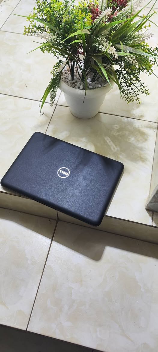 A picture of Dell latitude core i5 7th Gen laptop 256GB SSD drive