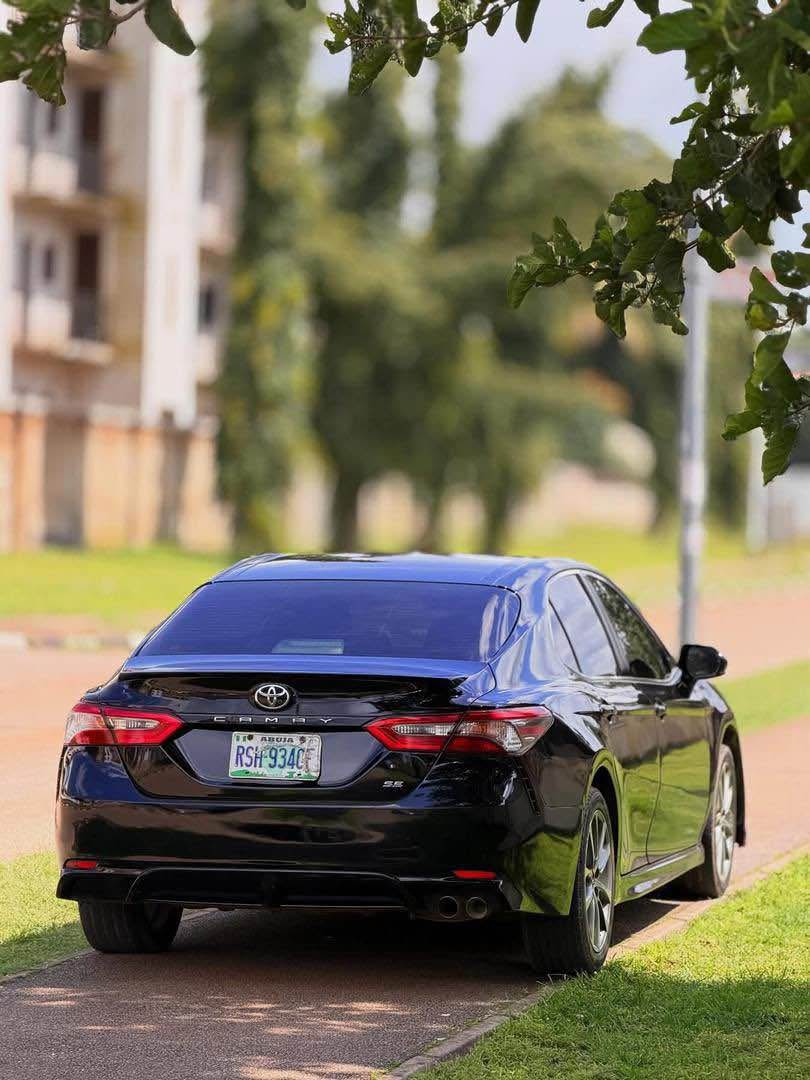 A picture of 2018 TOYOTA CAMRY SE