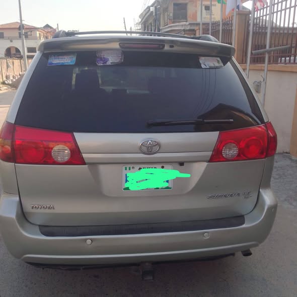 A picture of Toyota sienna 2006 first bodypan five month used 2025 on