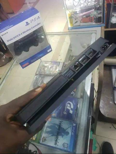 A picture of Ps4 slim