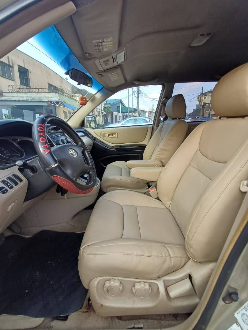 A picture of 2002 TOYOTA HIGHLANDER