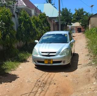 A picture of Toyota caldina 2004 5