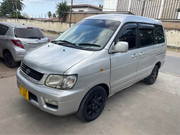 A picture of TOYOTA NOAH SR50 INAUZWA Mwaka 2000 Engine 1990cc Petrol Viti