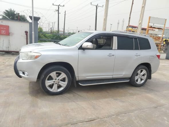 A picture of Toyota Highlander 2010