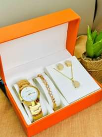 A picture of Saa hereni necklace na bracelets
