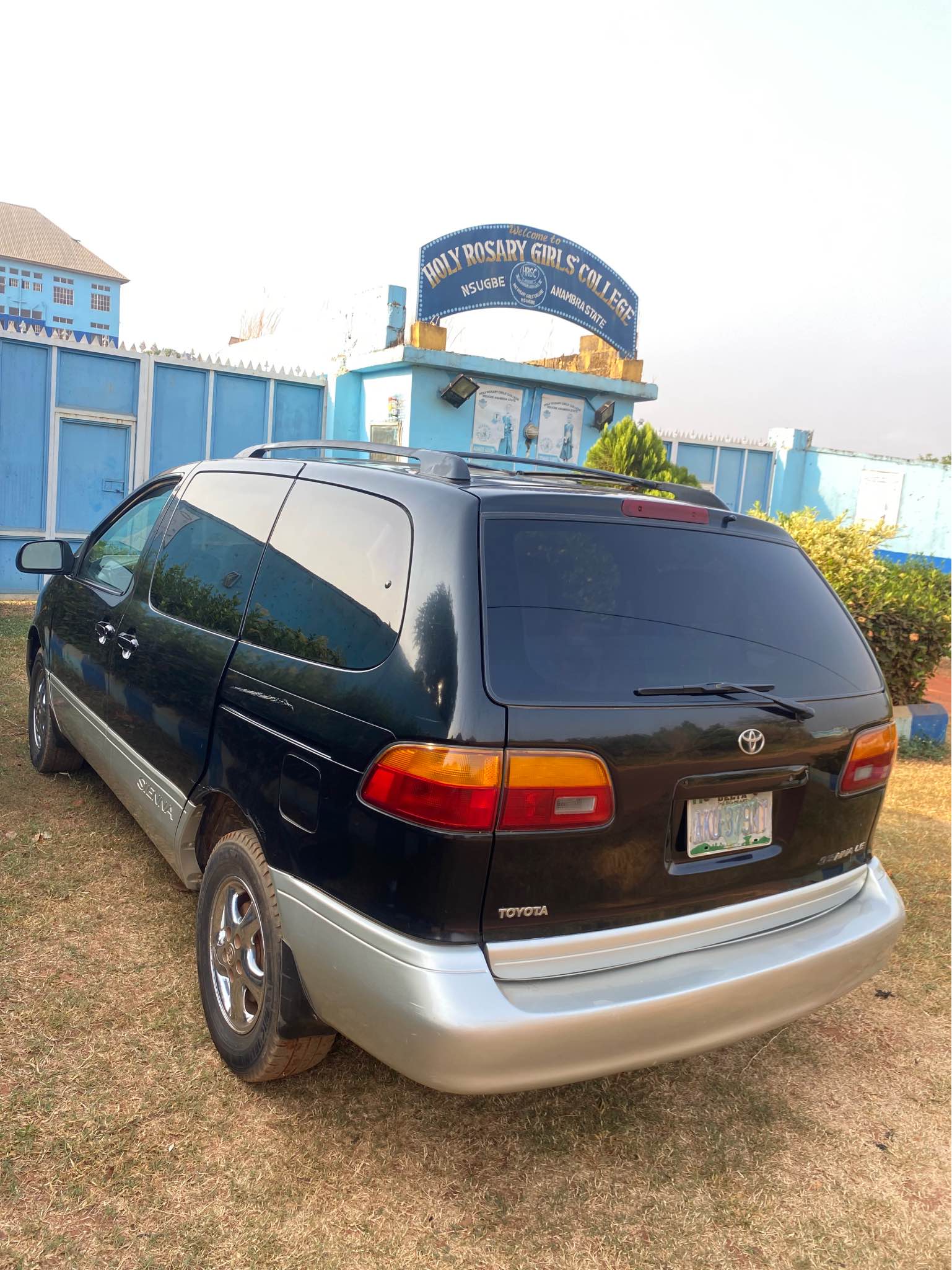 A picture of TOYOTA SIENNA 2003