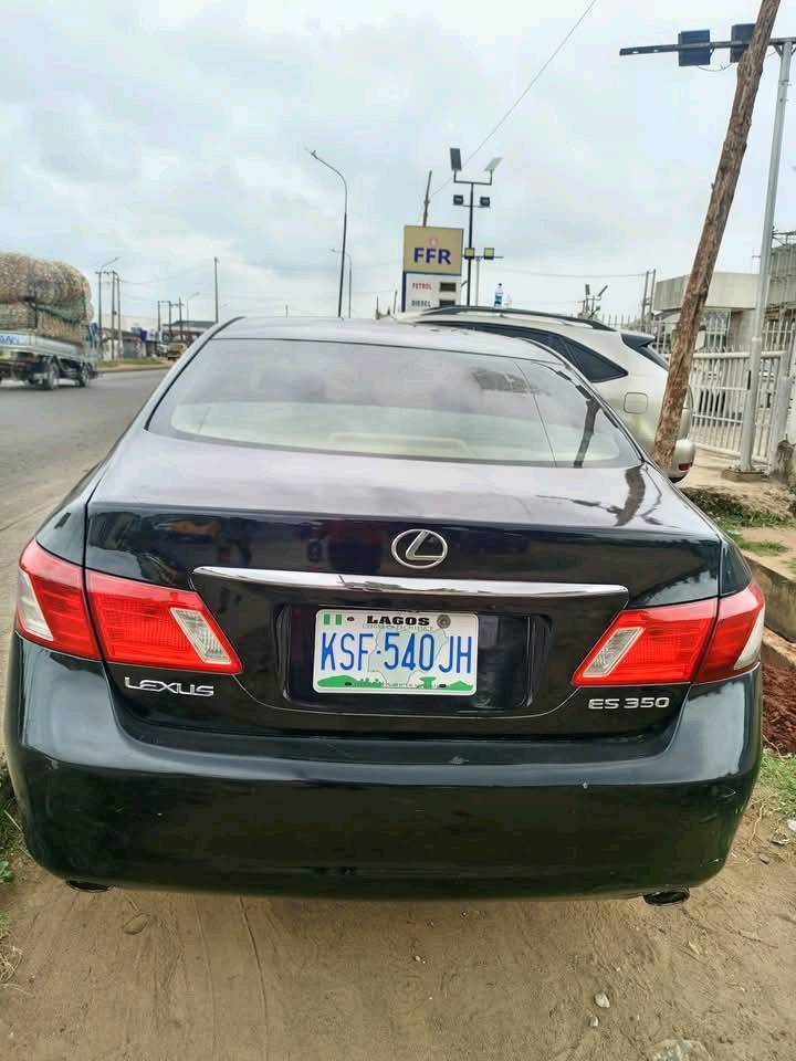 A picture of Lexus 350 car