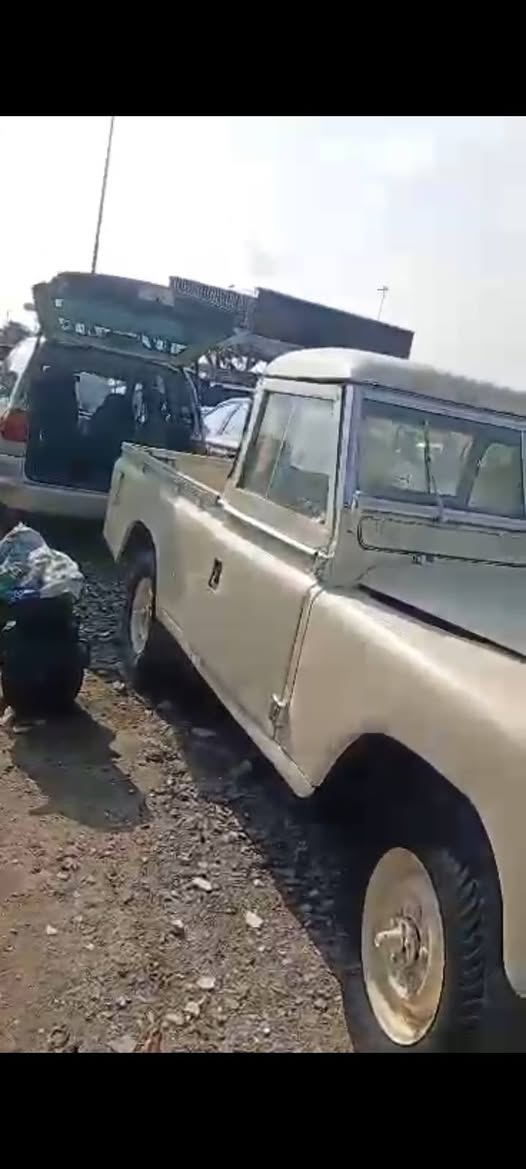 A picture of Land rover truck